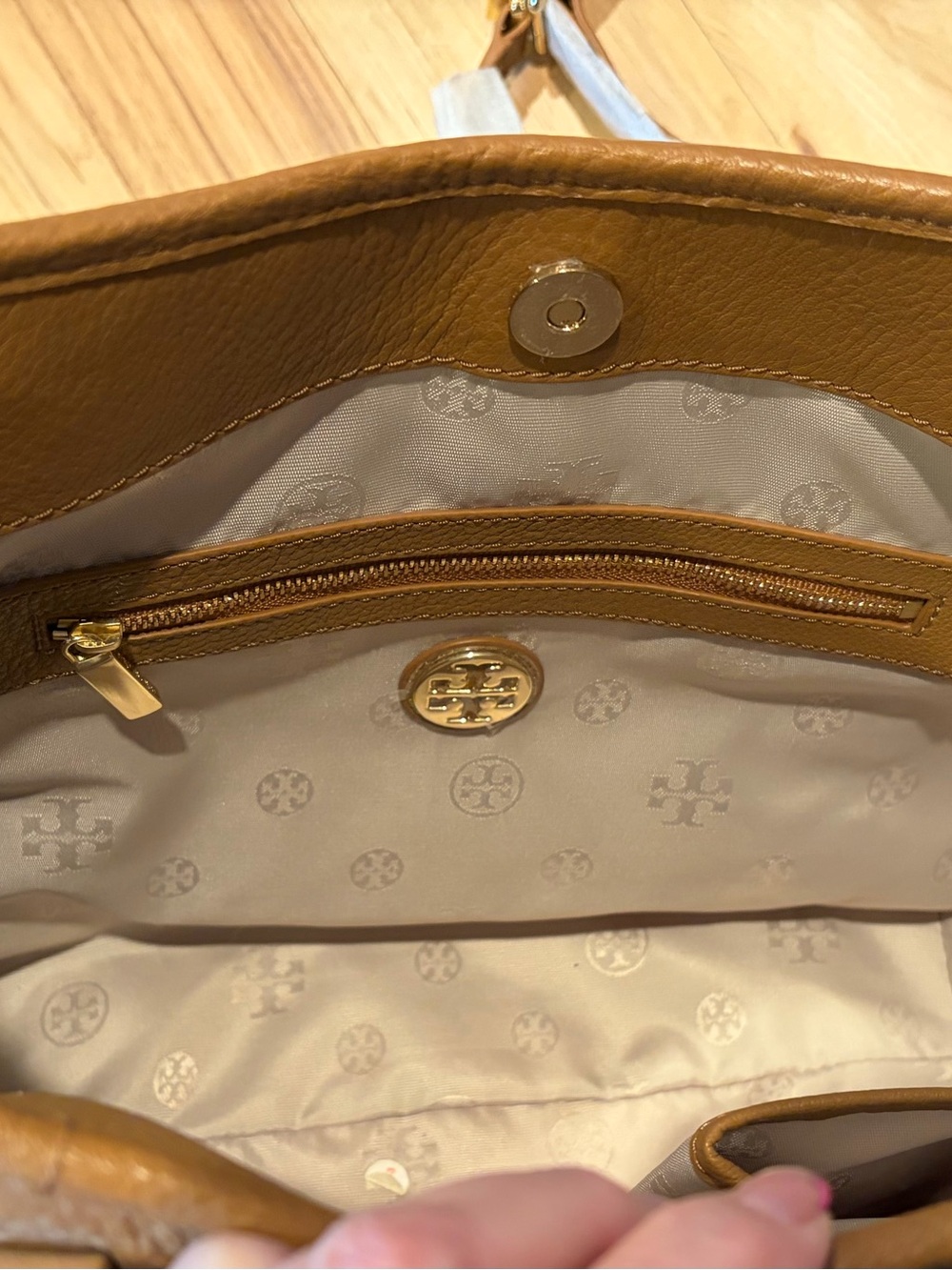 Authentic Tory Burch Amanda hobo bag VGUC with detachable strap - Picture 9 of 10